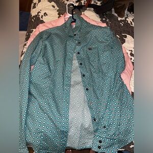 Medium cinch women’s button down.excellent condition Green with pattern